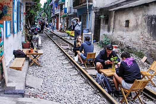 Полиция Ханоя закроет кафе на железнодорожных рельсах