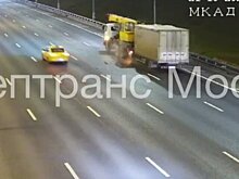 Два грузовика столкнулись на МКАД  в районе Путилковского шоссе