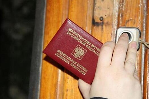 Злостная алиментщица спряталась от судебного пристава в шалаше из грязного белья в Пермском крае