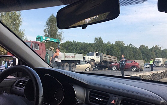 Массовое ДТП в Богородском районе: легковушку зажало между двумя грузовиками (ФОТО, ВИДЕО)