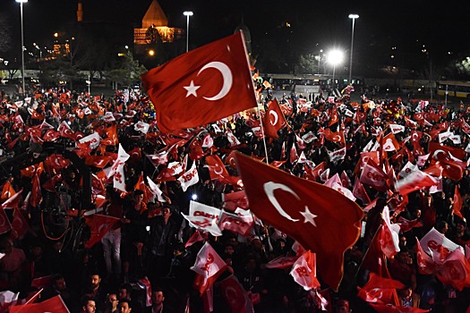 Оппозиция Турции намерена оспорить результаты референдума