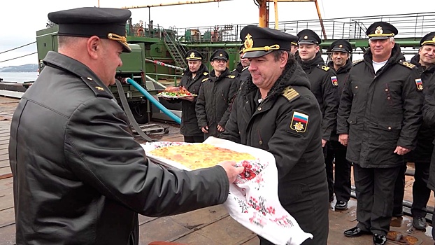 Средний морской танкер «Кама» вернулся в Североморск из дальнего похода