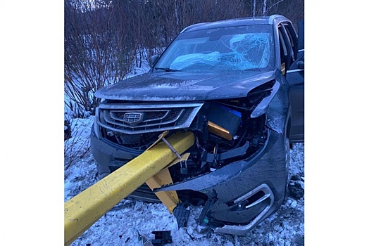 "Пункт назначения" по-уральски: шлагбаум пробил насквозь кроссовер под Екатеринбургом