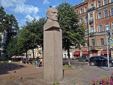 В Петербурге вандалы испортили памятник Маяковскому