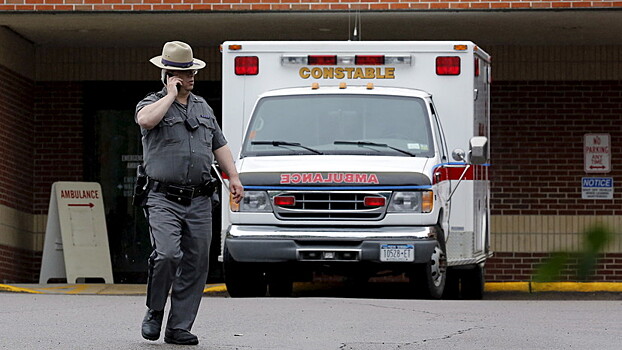 В США восемь человек пострадали из-за врезавшегося в ресторан такси