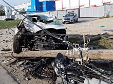 Авария с кульбитом: в Сормовском районе иномарка снесла два столба