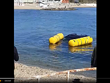 Видео: в Новороссийске водолазы при помощи военной техники выловили из моря утонувший кроссовер