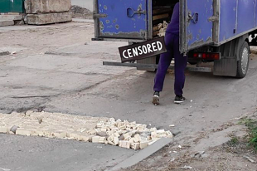 Ярославец заделал ямы на улице Бабича