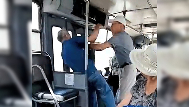 "Я в Афгане воевал!": пожилой мужчина выкинул из троллейбуса пьяного дебошира. Видео