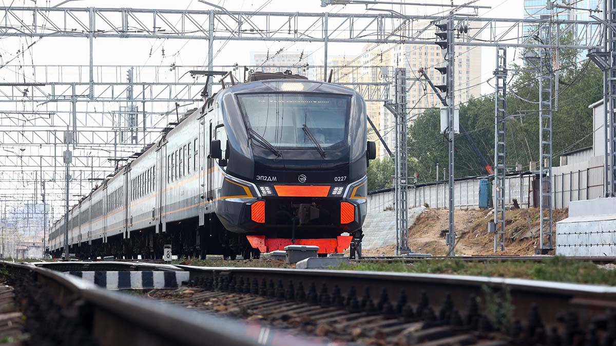 «МК»: Электричка сбила насмерть человека около платформы Лось в Москве