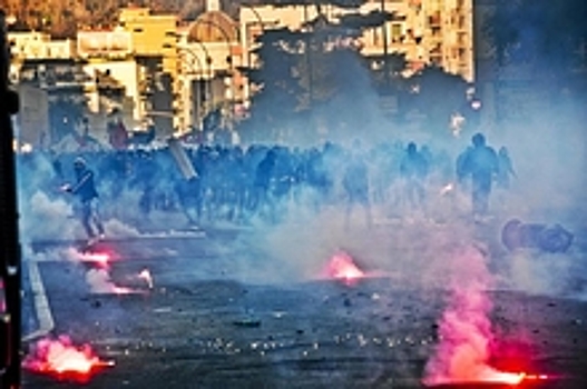 В ходе беспорядков в Неаполе пострадали более 30 человек