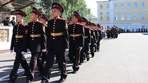 Памятник "Первый вальс" открыли к юбилею Казанского суворовского училища