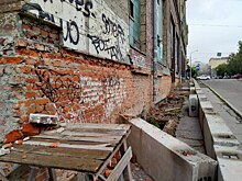 В Новосибирске около заброшенного здания бывшего завода Коминтерна возвели леса