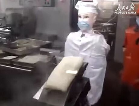 В Китае робота наняли поваром в столовую вуза