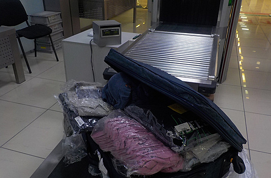 В Кольцово женщину задержали за попытку провезти брендовую одежду из Дубая