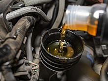 Автоэксперт объяснил, можно ли смешивать моторные масла при доливе