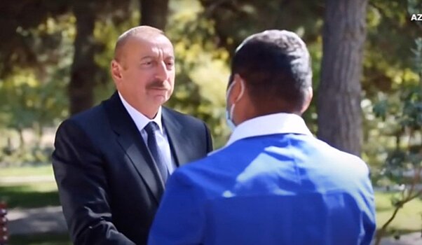 Алиев посетил раненых солдат в военном госпитале Минобороны