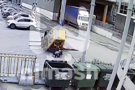 Электропогрузчик придавил водителя после ДТП со столбом