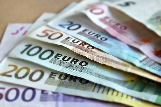 Пенсионерка пыталась купить евро и лишилась более 200 тысяч рублей