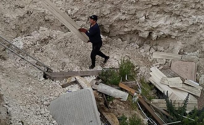 В Печищах начали убирать мусор из карстового провала — фото - Рамблер ...