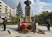 Военнослужащие ЦВО возложили цветы к бюсту Александра Покрышкина в Новосибирске