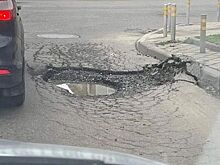 В Краснодаре жители пожаловались на большую яму на улице Северной