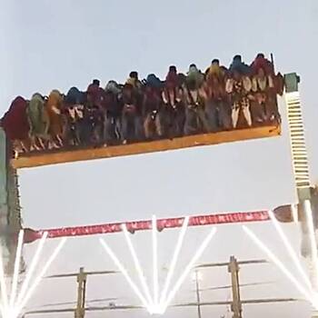 Обрушение аттракциона с людьми на ярмарке в Индии попало на видео