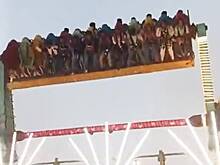 Обрушение аттракциона с людьми на ярмарке в Индии попало на видео