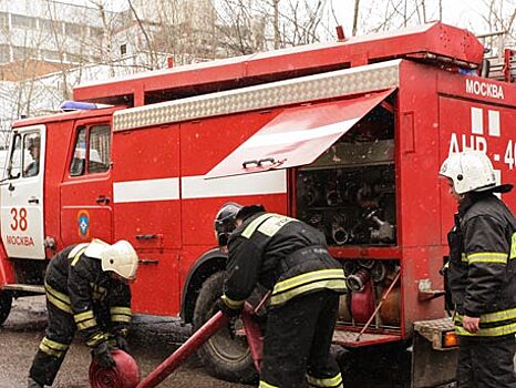 Жилой дом горит на юго-западе Москвы