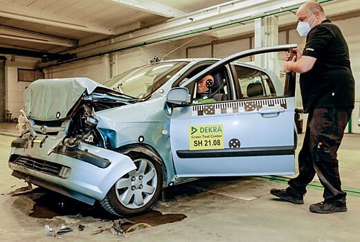 Посмотрите, что произошло с старым Hyundai Getz при лобовом столкновении