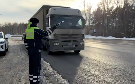В Кузбассе усилили контроль за проездом грузовиков с прицепами