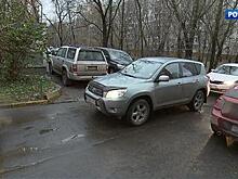 Защитить двор от чужаков: пробки под окнами достали москвичей