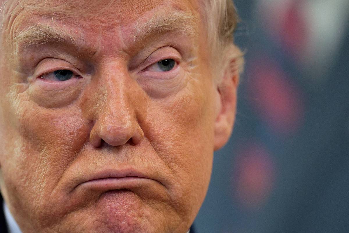 Во время выступления Трамп начал крутиться и оглядываться по сторонам.