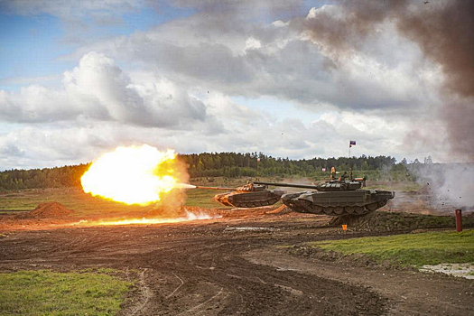 «Полет» трех танков Т-72Б3М показали военнослужащие ЦВО на Дне танкиста в Екатеринбурге