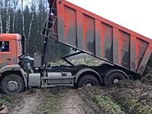 «КамАЗ» застрял при попытке сбросить грунт на поле в Наро-Фоминском округе: водитель сбежал