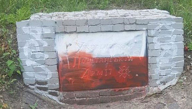 Неизвестные облили краской памятник УПА в Харькове