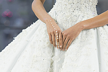 Свадебным платьям пришили необычную деталь