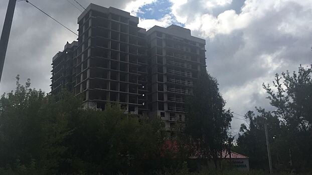 В центре Ярославля горит долгострой