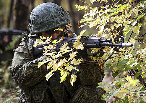 Разведчики общевойсковой армии ЗВО освободили «заложников» из захваченного условным противником здания в Нижегородской области