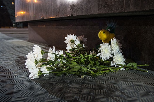 Новосибирцы принесли цветы к памятнику Ленину в знак скорби по погибшим на пожаре в Кемерово