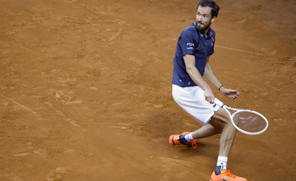 Россиянин Медведев обыграл Зверева и вышел в четвертьфинал теннисного турнира в Риме