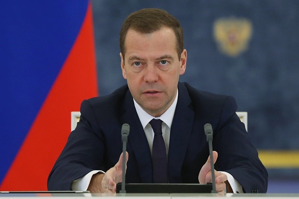 Медведев заявил о появлении в России рекордного количества новых школ