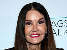 69-летняя супермодель показала лицо без макияжа и удивила фанатов