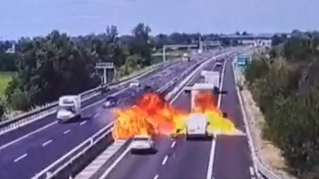 В Италии на шоссе упал легкомоторный самолет