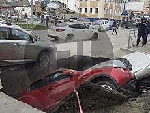 Два автомобиля провалились под асфальт в Новосибирске
