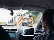 Ford приучит водителей пропускать «скорую»