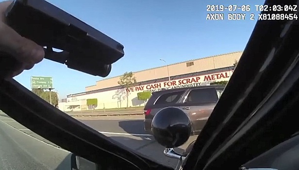 В США полицейский застрелил девушку-подростка с копией пистолета. Видео