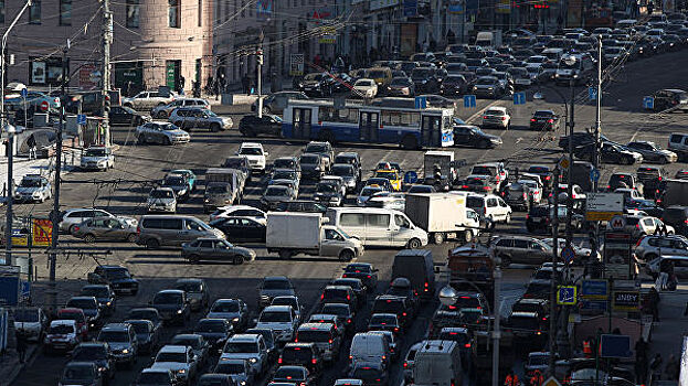 ЦОДД посоветовал москвичам отложить поездки на автомобилях из-за пробок