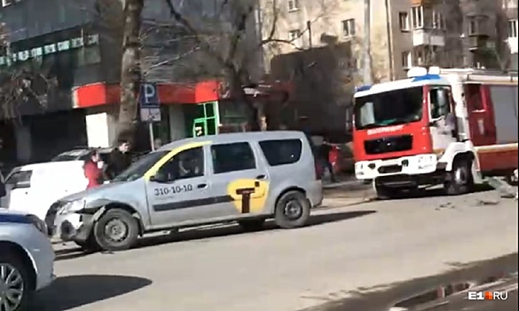 В центре Екатеринбурга столкнулись такси и иномарка: одного из водителей увезли в больницу