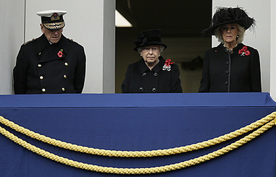 Елизавета II впервые только наблюдала с балкона за церемонией Поминального воскресенья